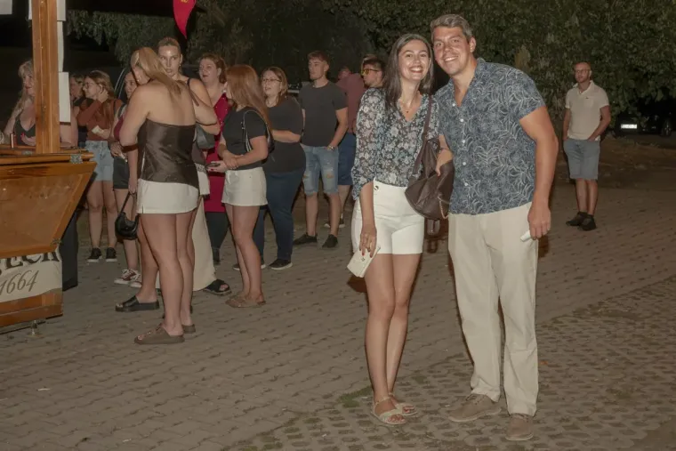 Sve oči bile su uprte u njih: Zgodne legice zablistale, a brinete u crvenom ukrale show