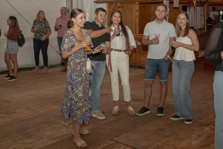 Sve oči bile su uprte u njih: Zgodne legice zablistale, a brinete u crvenom ukrale show