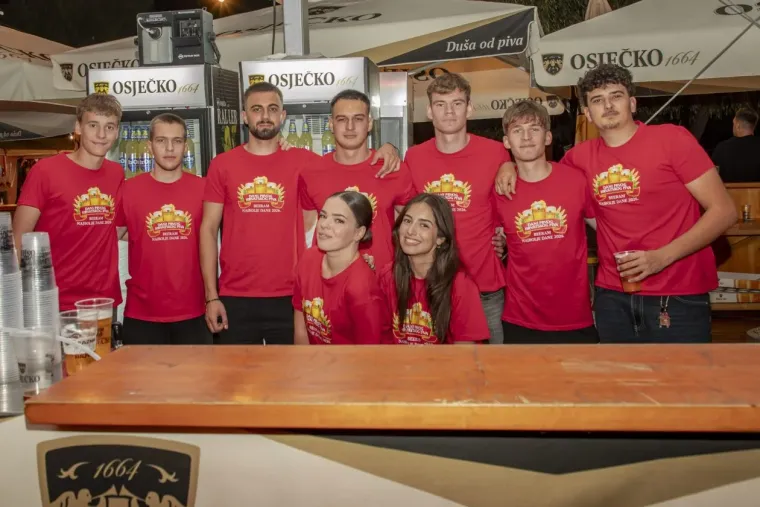 Sve oči bile su uprte u njih: Zgodne legice zablistale, a brinete u crvenom ukrale show