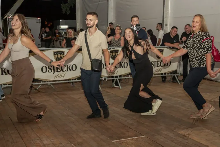 Sve oči bile su uprte u njih: Zgodne legice zablistale, a brinete u crvenom ukrale show
