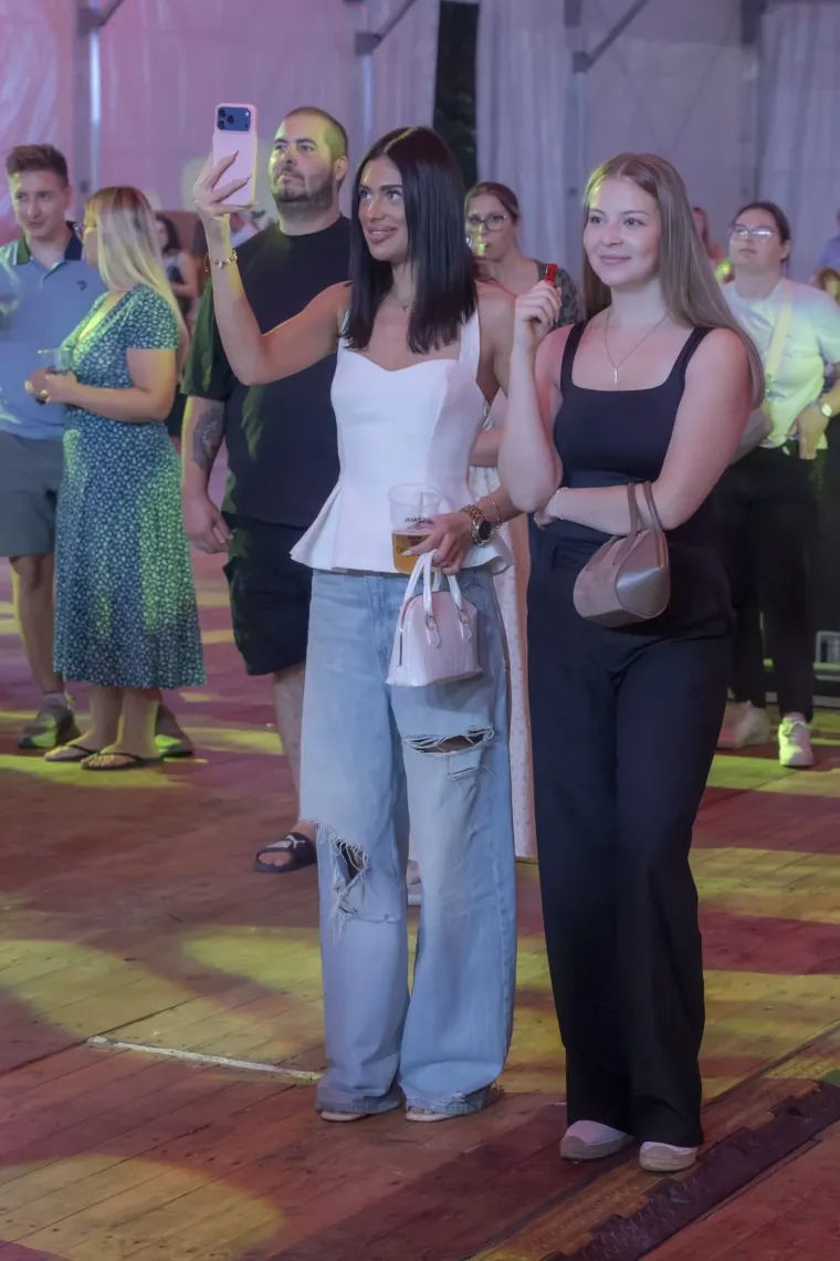 Sve oči bile su uprte u njih: Zgodne legice zablistale, a brinete u crvenom ukrale show