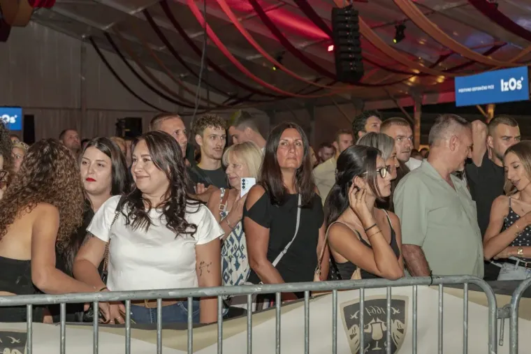 Sve oči bile su uprte u njih: Zgodne legice zablistale, a brinete u crvenom ukrale show