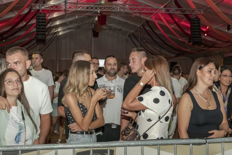 Sve oči bile su uprte u njih: Zgodne legice zablistale, a brinete u crvenom ukrale show