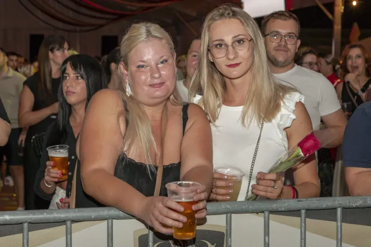 Sve oči bile su uprte u njih: Zgodne legice zablistale, a brinete u crvenom ukrale show