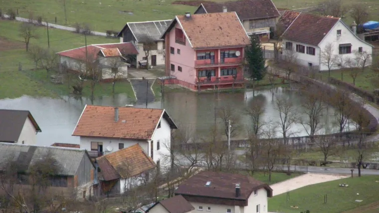 Izlile se Gacka i Lika, odsječeno 500 ljudi