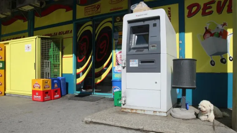 Pljačkaši digli bankomat u zrak