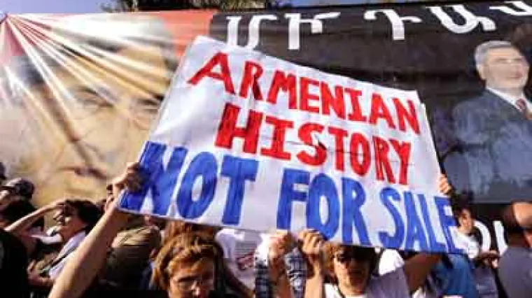 'Tko negira genocid nad Armencima, ide u zatvor!'