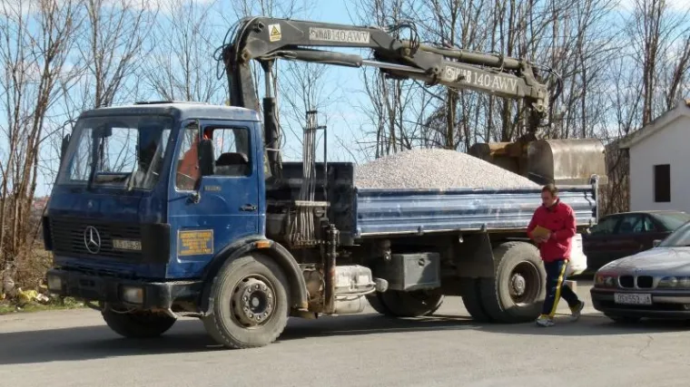 Kamion 'otklizao' i prignječio mladića uza zid