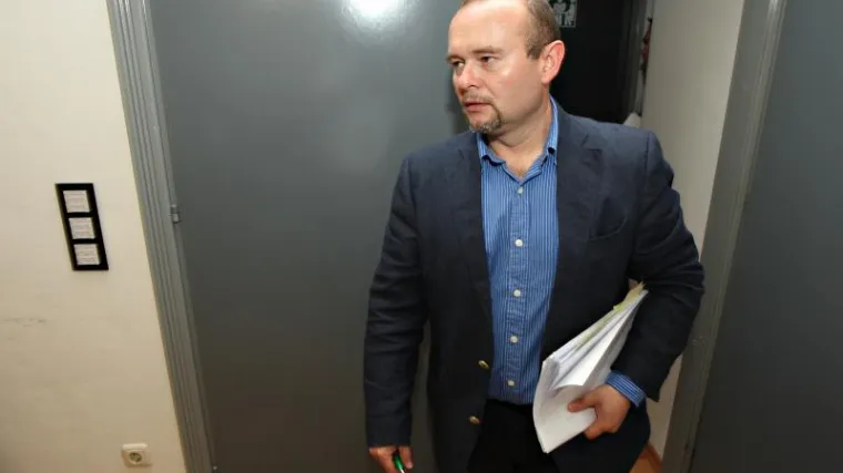 Desna ruka Mirele Holy također podnijela ostavku