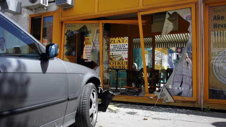 'Kliznula' joj japanka pa se automobilom zabila u kafić