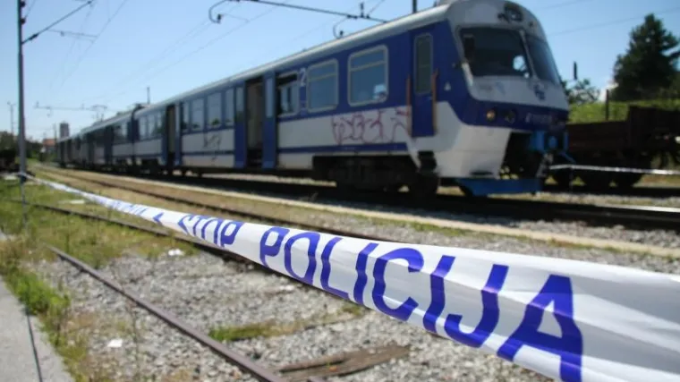 Kod Duge Rese iskočila lokomotiva iz tračnica