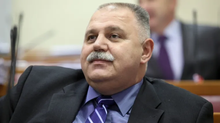 'Nitko ne ide u minus iz hira, život ga je na to prisilio'