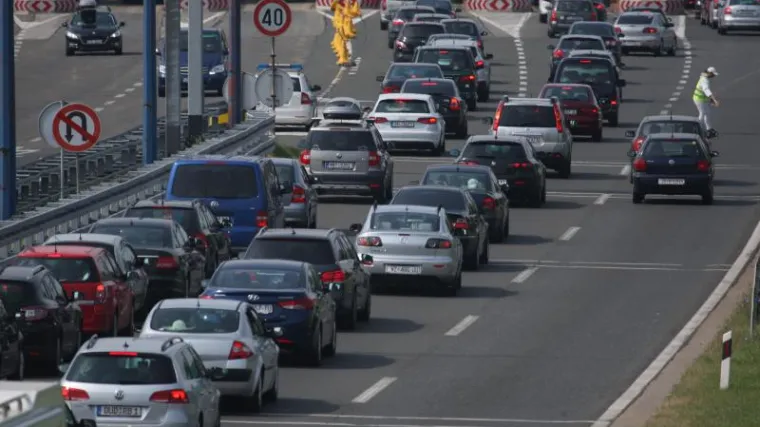 Gužve i kolone na cestama kao da je špica sezone!
