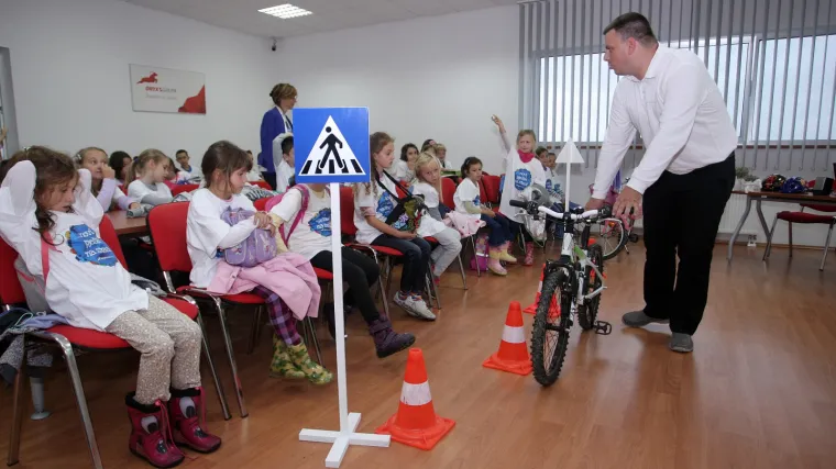 U suradnji s MUP-om educirali prvašiće o sigurnosti u prometu
