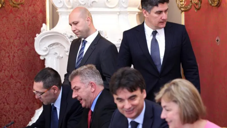 Vlada prodaje 49 posto dionica CA, ali novac neće u proračun!