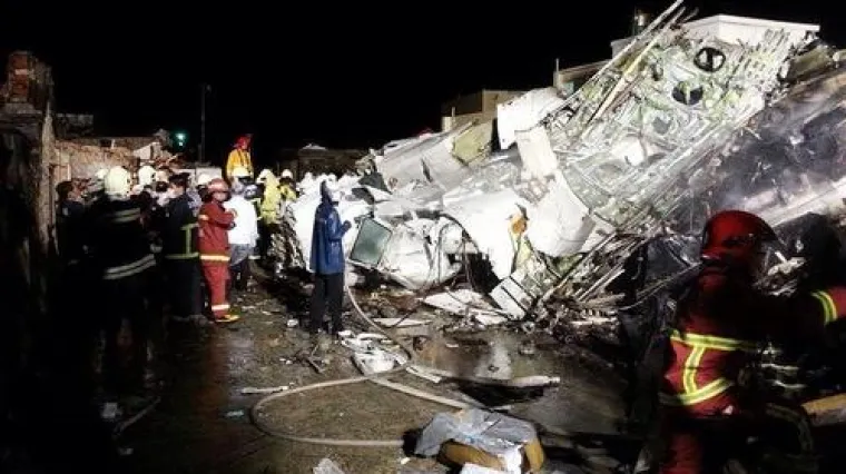 Putnički zrakoplov pao na zgrade, najmanje 45 mrtvih