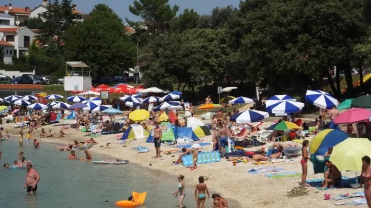 Izmlatio ga kablom i vrtio poput lasa zbog mjesta na plaži