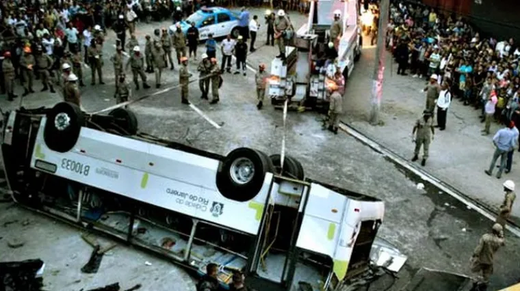 U stravičnoj nesreći školskog autobusa poginulo najmanje 10 ljudi