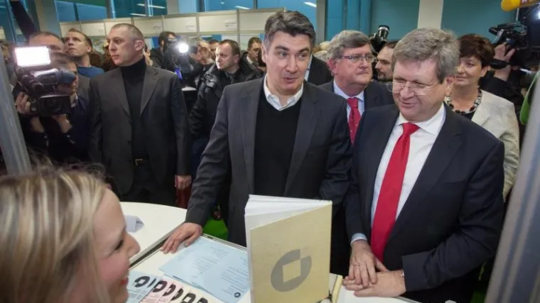 Premijer ručao u menzi pa poručio: 'Nezaposlenost je elementarna nepogoda'