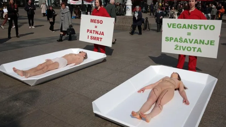Aktivisti 'Udruge Prijatelji životinja' poručili: 'Meso je patnja i smrt!'