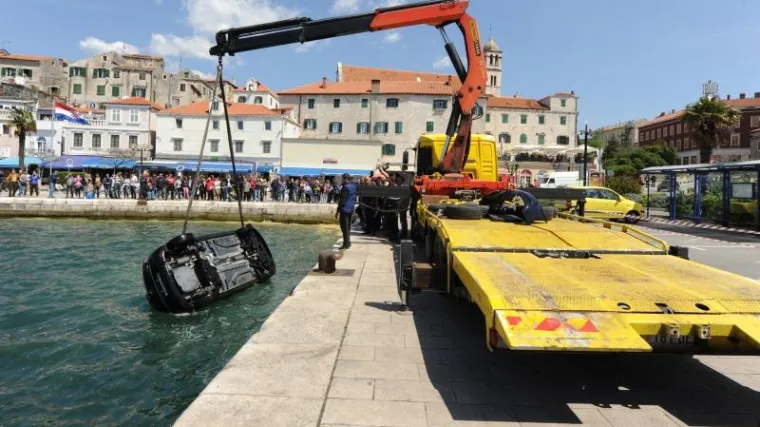 Zaboravila podići ručnu: automobil u Šibeniku s rive sletio u more