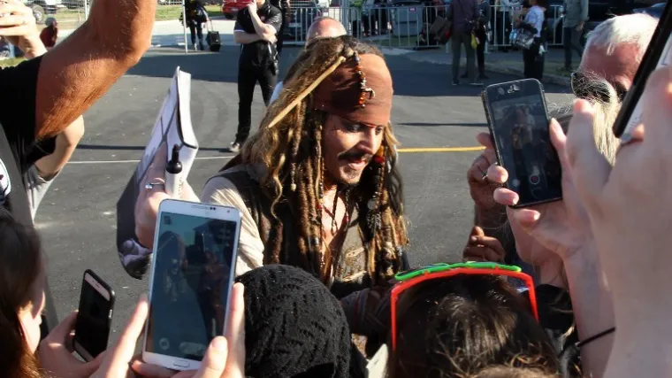 Johnny Depp posvojio ženkicu šišmiša pa je sada hrani na setu