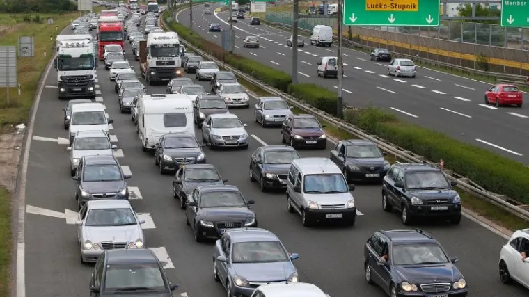 Kolona na zagrebačkoj obilaznici iz smjera Ivanje Reke oko 20 km
