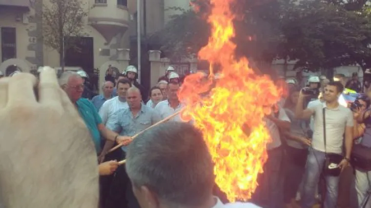 Šešelj s pristalicama prosvjedovao pred hrvatskom ambasadom u Beogradu pa zapalio zastavu