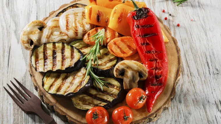 Salata od grilanog povrća i feta sira za laganu ljetnu večeru