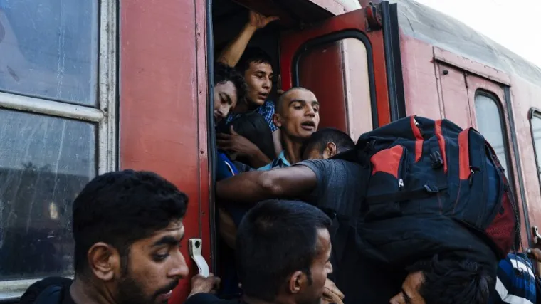 Očajni migranti se potukli za mjesto u vlaku, sijevali su i noževi