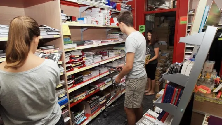 Prvi put besplatne udžbenike imaju i zagrebački srednjoškolci, u većini Hrvatske gužve u knjižarama