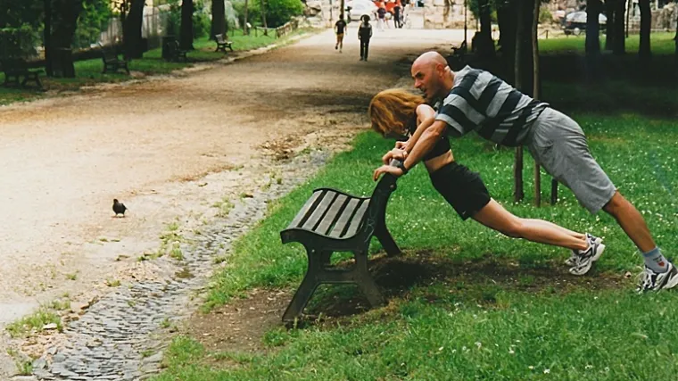 Usred dana se seksali u parku, ni upozorenja prolaznika ih nisu omela