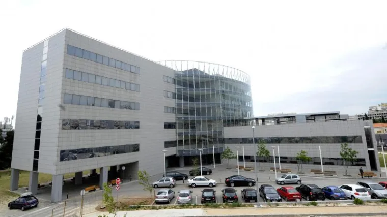 Pred bolnicom u Splitu ostavljena ručna bomba M 50, pirotehničari je uklonili