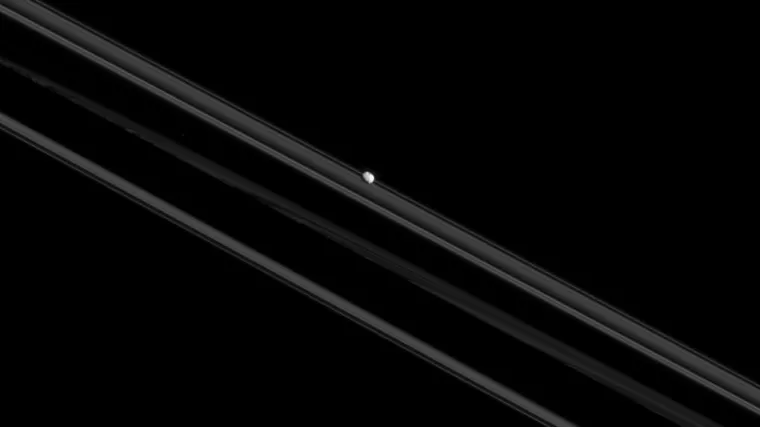 Saturnovi mjeseci Mimas i Pandora