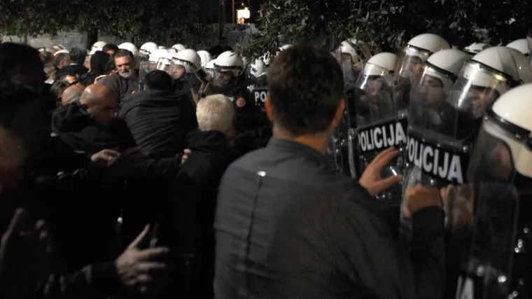 Jedan policajac teško ozlijeđen, najavljen veliki prosvjed