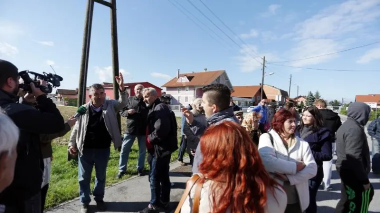 Građani blokirali cestu, jedan se vezao lancem za dizalicu