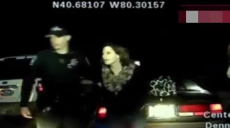 S lisicama na rukama ukrala policijski auto i dala se u bijeg