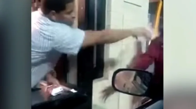 McDonaldsov zaposlenik namamio hamburgerom beskućnika da bi ga polio vodom