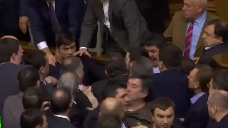 Masovna tučnjava u ukrajinskom parlamentu: prišao premijeru s buketom ruža, a zatim ga odvukao