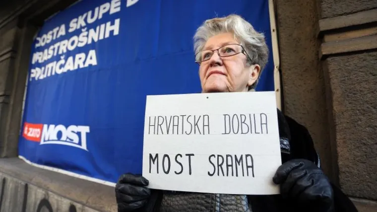 Prosvjednici pred domom predsjednice države tražili nove izbore