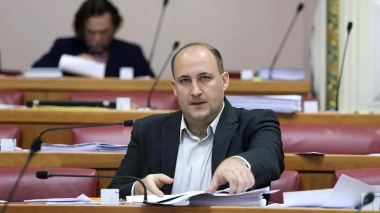Zastupnik Čeha i Slovaka ušao u Bandićev klub, prijeti mu izgon iz HNS-a
