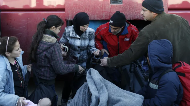Migranti više ne podnose teške uvjete: grčke vlasti počele evakuaciju u Idomeniju