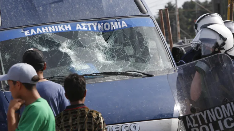 Kaos u Idomeniju: migranti kamenjem napali kombi grčke policije, ona uzvratila suzavcem