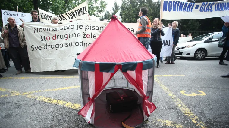 Novinari ispred Ministarstva kulture postavili cirkuski šator: 'Ovo što radi Vlada je pogreb novinarstva'