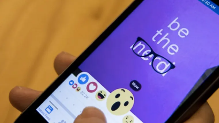 'Facebook koristi mobitele svojih korisnika kako bi ih prisluškivao'