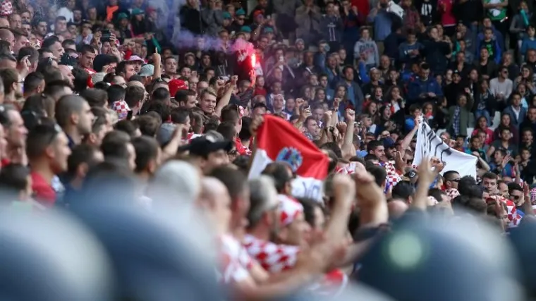 Uefa se poslije utakmice s Češkom neće baviti samo bakljama i tučnjavom