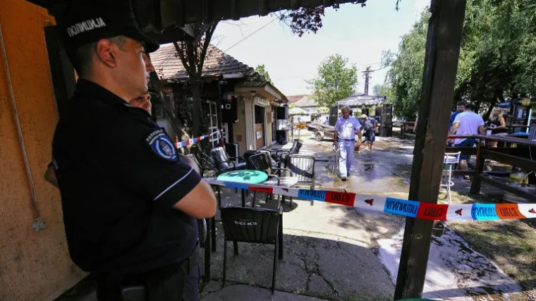 U kafiću je svirala pjesma 'Lipe cvatu', a onda se začuo rafal