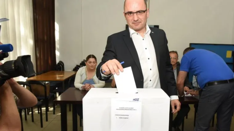 'Danas okrećemo novu stranicu, ali i nastavljamo pod istim barjakom HDZ-a'