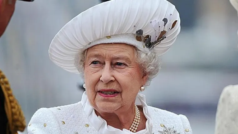 Izašla s društvom: kraljica Elizabeta večer provela u pubu u Edinburghu!