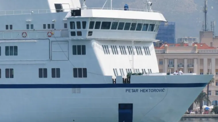 Golemi trajekt nije isplovio zbog zaštopanih zahoda, stotine putnika čekali satima